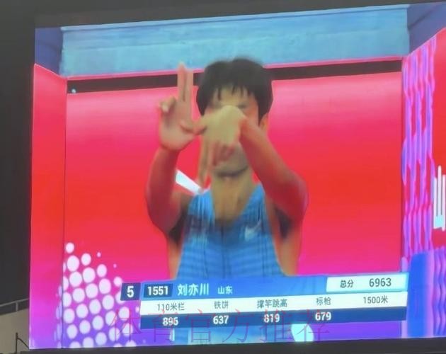 致敬“以下范上”手势,naiyou凭借优异表现斩获比赛大场MVP 致敬“以下范上”手势,naiyou凭借优异表现斩获比赛大场MVP